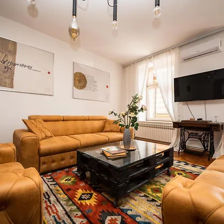 Authentic Design 2bdr Apartment in old town *