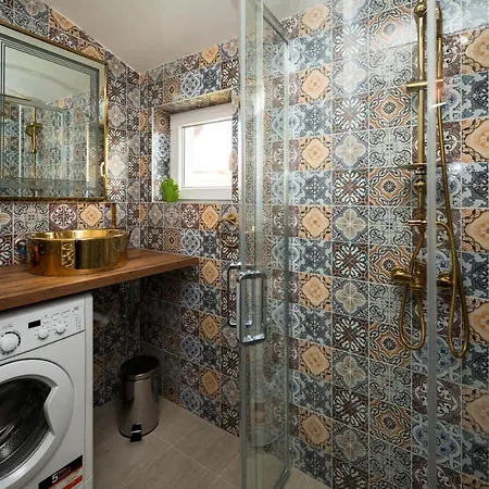 Apartment Authentic Design 2bdr Apartment in old town *