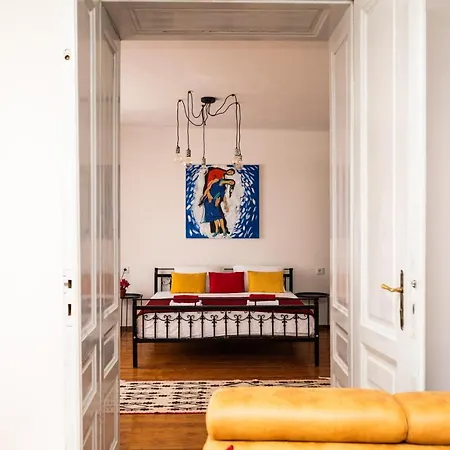 Authentic Design 2bdr Apartment in old town شقة