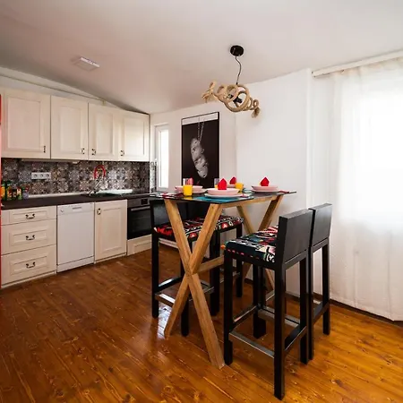 Authentic Design 2bdr Apartment in old town *
